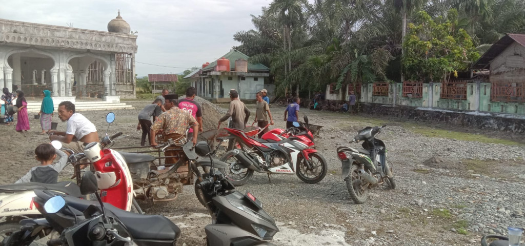 Kegiatan Gotong royong di Masjid Besar Baiturrahman Ibukota Kecamatan Pasie Raya Gampong Tuwi Kareun